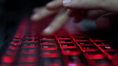 十几岁的黑客女孩攻击<strong>企业服务</strong>器黑暗打字红色的基斯移动PC键盘房间黑暗